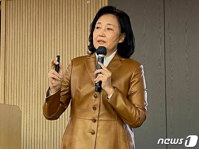 박영선 전 중소벤처기업부 장관이 지난 17일 서울 서강대학교에서 '디지털 대전환의 오늘과 내일'을 주제로 마스터 콜로키움 특강을 하고 있다. (박영선 전 장관 제공)/뉴스1 ⓒ News1 유승관 기자