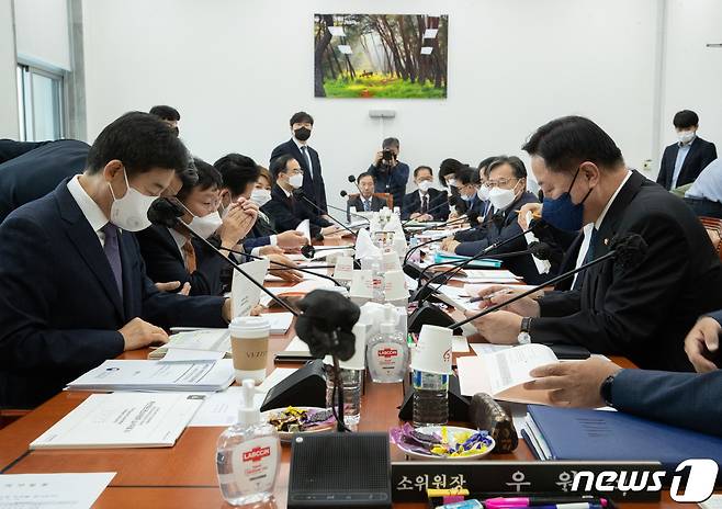 25일 오전 서울 여의도 국회에서 열린 예산결산특별위원회 예산안등조정소위원회에서 의원들이 자료를 살펴보고 있다. 2022.11.25/뉴스1 ⓒ News1 이재명 기자