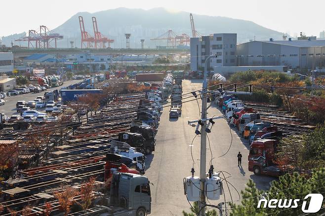 주노총 공공운수노조 화물연대본부가 무기한 총파업에 돌입한 24일 오후 부산 남구 용당부두 부근 화물차휴게소에 화물차들이 주차되어 있다.  2022.11.24/뉴스1 ⓒ News1 김영훈 기자