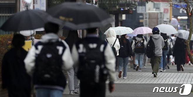 비가 내리고 있는 22일 전북 전주시 전북대학교에서 우산을 쓴 학생들이 발걸음을 옮기고 있다. 2022.11.22/뉴스1 ⓒ News1 유경석 기자