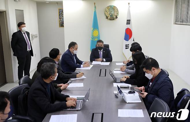 아슬란 아스카르 주한 카자흐스탄 대사관 투표 소장이 25일 오후 서울 용산구 장문로 주한 카자흐스탄 대사관에서 열린 카자흐스탄 조기 대선 결과 언론 브리핑을 발표하고 있다. 2022.11.25/뉴스1 ⓒ News1 김진환 기자