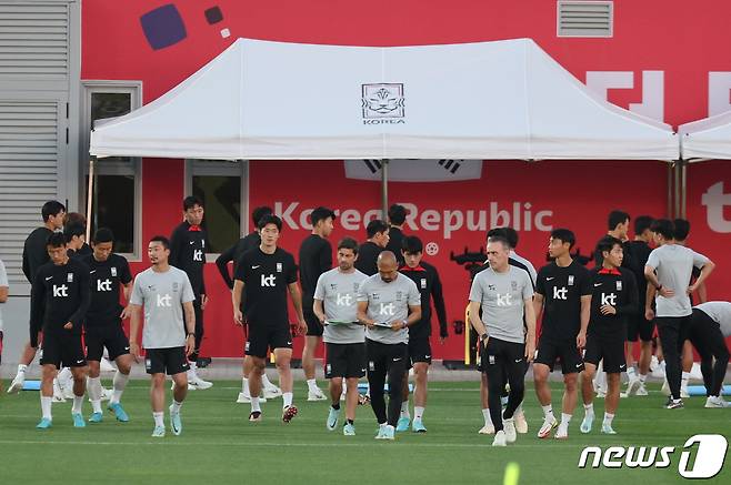 파울루 벤투 감독이 이끄는 대한민국 축구대표팀 선수들이 25일 오후(현지시간) 카타르 도하 알에글라 트레이닝센터에서 훈련을 위해 이동하고 있다. 2022.11.25/뉴스1 ⓒ News1 이동해 기자