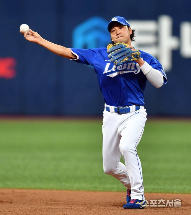 삼성 유격수 김상수가 9월21일 고척스카이돔에서 열린 2022 KBO리그 키움전에서 1회말 이정후의 타구를 처리하고 있다. 고척 | 강영조기자kanjo@sportsseoul.com