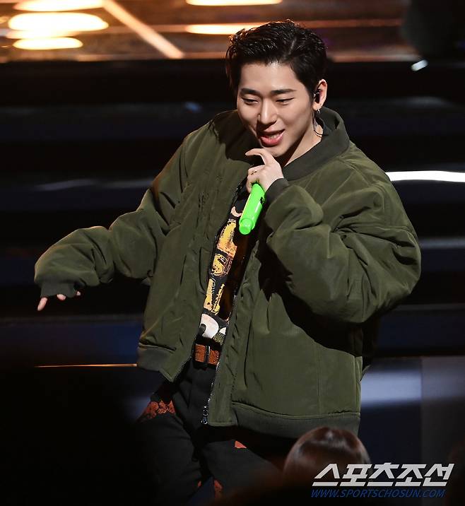 Singer Zico heats up Blue Dragon.The 43rd Blue Dragon Film Awards were held at KBS Hall in Yeouido, Seoul, on the 25th.Zico made a celebration stage with Any Song and New Song. On this day, Zico caught the attention with a bold performance that started the stage in the audience where the actors were sitting.As soon as Any Song started, Sung-joon and other actors got on the rhythm with excitement, and Go Kyung-pyo and Kim Shin-young, who came to enjoy the celebration performance, attracted attention by choreographing with Zico.In particular, as Any Song has been a dance challenge, Lee Jung-hyun Lee Ji-eun (IU) and Lim Yoon-ah also followed the action and boosted the excitement.The atmosphere was heightened by the stage of Sae-tong. Even actors such as Tangwai Park So-dam cheered and cheered.The Blue Dragon Film Award, which was established in 1963 to help improve the quality of Korean films and promote the development of domestic industries, is recognized as the most prestigious award ceremony in Korea.The 43rd awards ceremony was held by Anbangmaim Kim Hess and Hyunsuk Kim, and a total of 18 candidates were selected for Korean films released from October 15 to October 30, 2021.