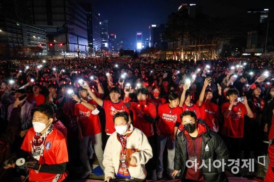 2022 카타르 월드컵 대한민국과 우루과이 경기가 진행되고 있는 24일 서울 종로구 광화문 광장에 모인 시민들이 열띤 응원을 펼치고 있다./강진형 기자aymsdream@