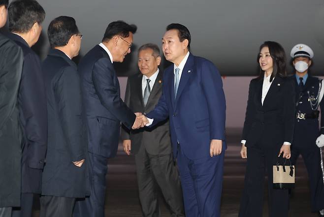 윤석열 대통령과 김건희 여사가 16일 오전 동남아 순방을 마치고 성남 서울공항에 도착, 공군 1호기에서 내려 국민의힘 정진석 비상대책위원장, 주호영 원내대표 등과 악수하고 있다. /연합뉴스