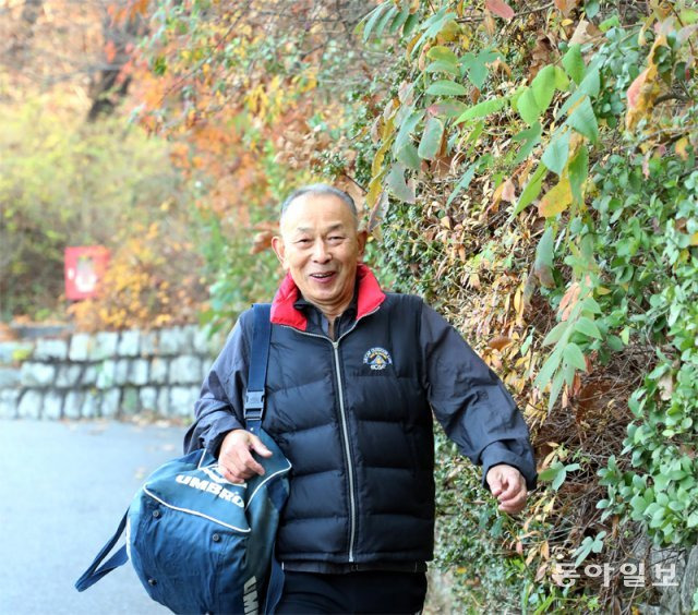 가을 교정을 걷고 있는 문송천 명예교수. 그는 혼자만을 위해 달리지 않고, 2000년부터 ‘1미터 10원’ 기부 프로그램에 참여해왔다. 또 방송활동을 통해 번 거액도 백혈병 어린이 등 이웃 돕기에 보탰다. 이훈구 기자 ufo@donga.com