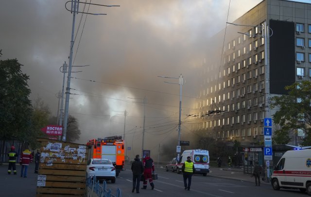 17일(현지시간) 우크라이나 키이우에서 한 건물이 자폭 드론의 공격을 받아 연기가 피어오르고 있다. 2022.10.17. 키이우=AP/뉴시스