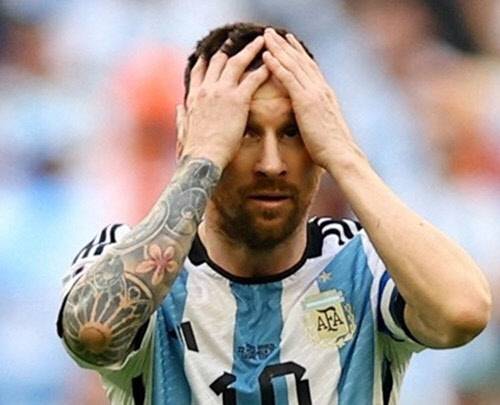 루사일 로이터=연합뉴스) 아르헨티나의 리오넬 메시가 22일(현지시간) 카타르 루사일 스타디움에서 열린 2022 카타르 월드컵 조별리그 C조 1차전 사우디아라비아와의 경기에서 제스처를 취하고 있다. <루사일 로이터=연합뉴스>