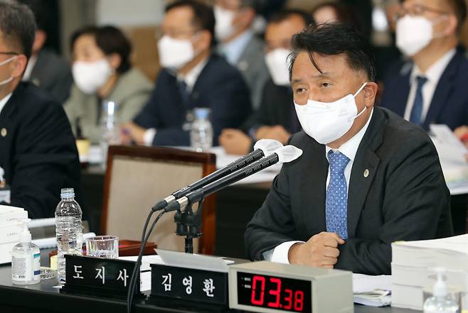 김영환 충북지사가 14일 충북도청 대회의실에서 열린 충북도청 국정감사에서 의원 질의에 답변하고 있다. 연합뉴스