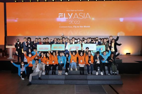 ▲11월 22일부터 24일까지 열린 아시아 창업 엑스포 '플라이 아시아 2022'의 피날레 행사인 '플라이 아시아 어워즈' 결선에서 수상팀들과 관계자들이 기념촬영을 하고 있다. /사진=부산시