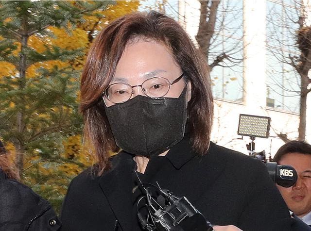 박희영 용산구청장이 18일 오전 경찰 조사를 받기 위해 서울 마포구 이태원 사고 특별수사본부로 소환되고 있다. 뉴스1