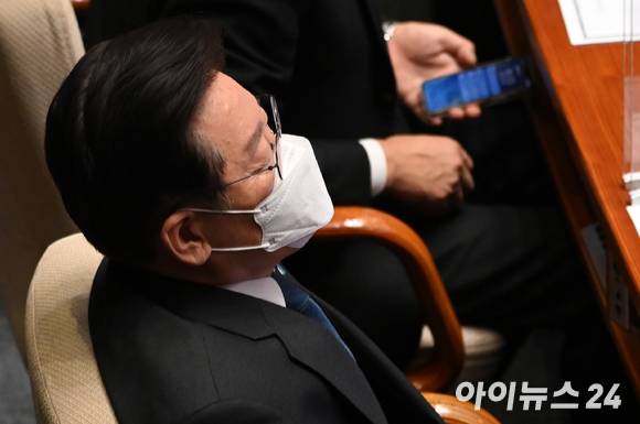 이재명 더불어민주당 대표가 지난 24일 오후 서울 여의도 국회에서 열린 본회의에서 생각에 잠겨 있다. [사진=김성진 기자]