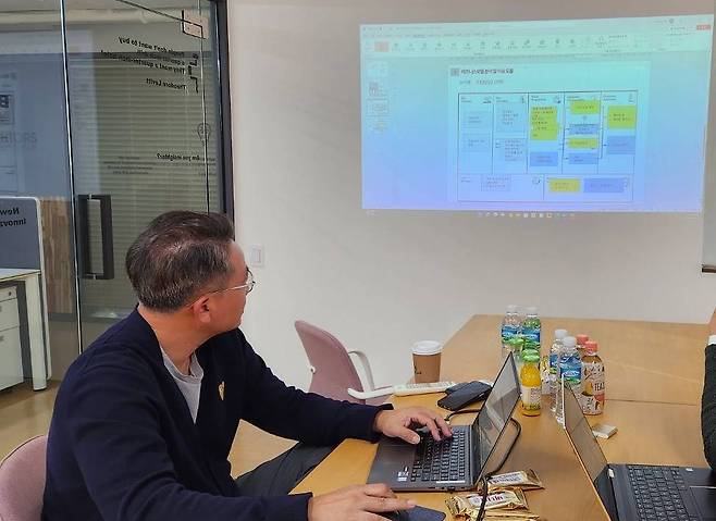 카파바이오사이언스의 비즈니스모델을 분석하는 황현철 인사이터스 대표. 출처 = IT동아