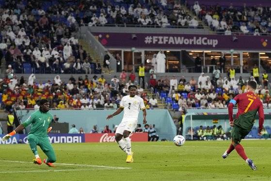 슈팅을 시도하는 호날두. AP=연합뉴스