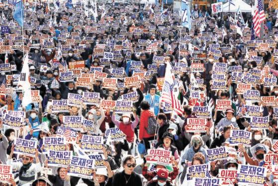 전광훈 목사가 이끄는 자유통일당 등 보수단체 관계자들이 29일 오후 서울 종로구 세종대로 일대에서 대규모 집회를 하고 있다. 뉴스1