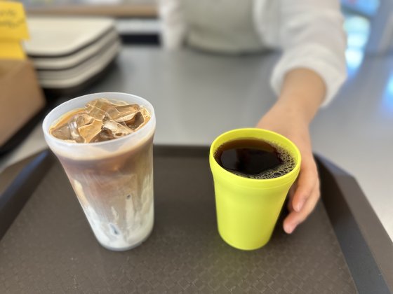 서울시 종로구의 한 카페에서 다회용컵에 커피를 담아 제공하고 있다. 천권필 기자