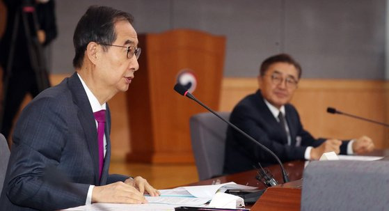 한덕수 국무총리가 25일 오전 서울 종로구 정부서울청사 별관에서 열린 미세먼지특별대책위원회에서 모두 발언을 하고 있다. 뉴스1