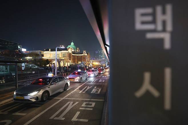 지난 10일 오후 서울역 택시 승강장에서 택시들이 승객을 기다리고 있다. 연합뉴스