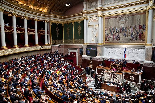 엘리자베스 보르네 프랑스 총리가 2022년 7월 6일 프랑스 파리의 국회에서 연설을 하고 있다. 프랑스 하원 의원들은 2022년 11월 24일 임신중단 권리를 헌법에 명시하자는 개정안을 통과시켰다. AP연합뉴스