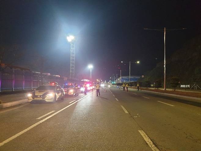 경남경찰청이 25일 창원 진해신항 등에  화물연대 파업에 대비한 ‘야간 특별 현장 대응팀’을 투입해 관리하고 있다.  경남경찰청 제공