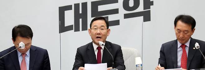 주호영 국민의힘 원내대표(가운데)가 25일 서울 여의도 국회에서 열린 원내대책회의에서 발언을 하고 있다. 박민규 선임기자