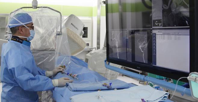 신경외과 교수가 하이브리드 수술실에서 뇌동맥류 환자를 비수술적 협진으로 치료하고 있다. 서울성모병원 제공