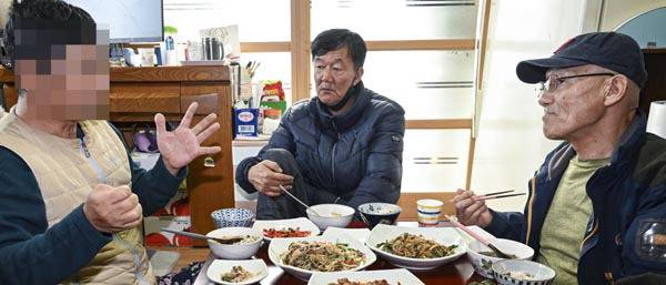 영화숙 재생원 피해 생존자들이 과거 경험을 이야기하는 인터뷰 사진