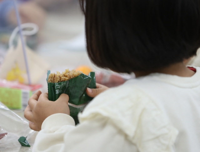 25  경기도의 한 학교에서 학생들이 샌드위치와 머핀 등 대체 급식으로 점심을 해결하고 있는 모습. 연합뉴스