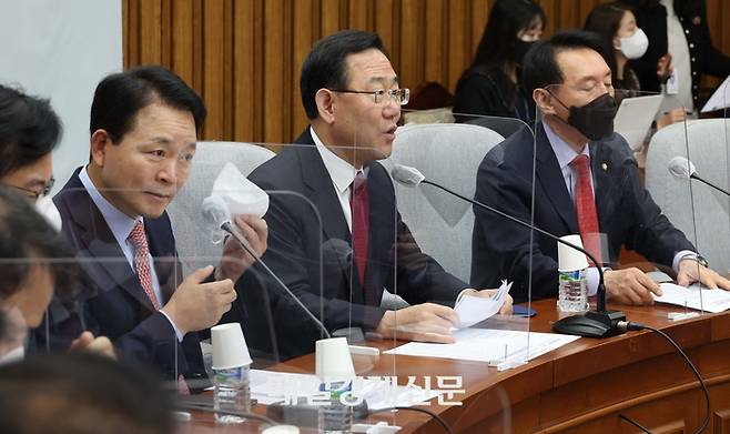 주호영 국민의힘 원내대표가 25일 서울 여의도 국회에서 열린 원내대책회의에서 발언하고 있다.  [한주형기자]