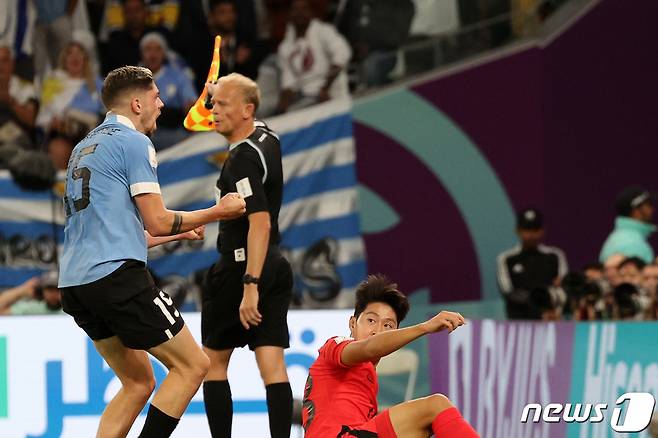24일 오후(현지시간) 카타르 알라이얀 에듀케이션 시티 스타디움에서 열린 2022 카타르 월드컵 조별리그 H조 1차전 대한민국과 우루과이의 경기에서 이강인이 발베르데의 반칙성 태클에 넘어졌고, 발베르데가 포효하는 모습. /사진=뉴스1