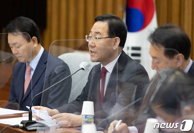 (서울=뉴스1) 이재명 기자 = 주호영 국민의힘 원내대표가 25일 오전 서울 여의도 국회에서 열린 원내대책회의에서 발언을 하고 있다. 2022.11.25/뉴스1  Copyright (C) 뉴스1. All rights reserved. 무단 전재 및 재배포 금지.