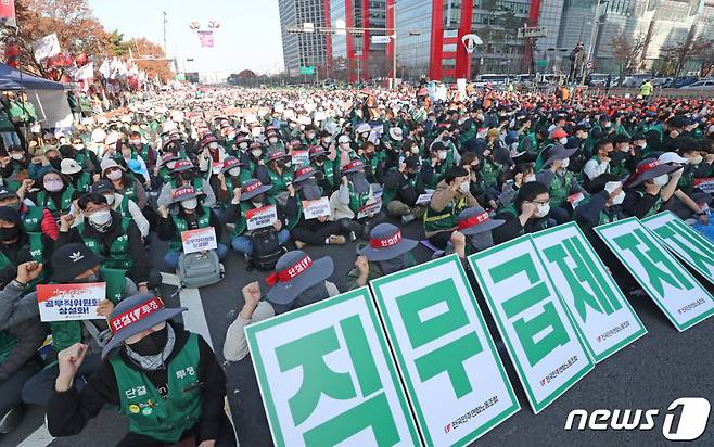 전국민주노동조합총연맹(민주노총) 공공부문 비정규직 파업위원회 소속 회원들이 25일 서울 영등포구 여의대로에서 총파업대회를 열고 실질임금 삭감대책 마련, 복지수당차별 완전철폐 등을 촉구하며 구호를 외치고 있다. /사진=뉴스1