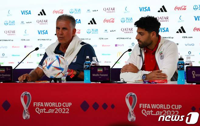 (로이터=뉴스1) 김민수 기자 = 24일(현지시간) 카타르 도하 메인 미디어 센터에서 기자회견 중인 카를로스 케이로스 이란 대표팀 감독(왼쪽)과 메흐디 타레미 선수(오른쪽)  ⓒ 로이터=뉴스1  Copyright (C) 뉴스1. All rights reserved. 무단 전재 및 재배포 금지.