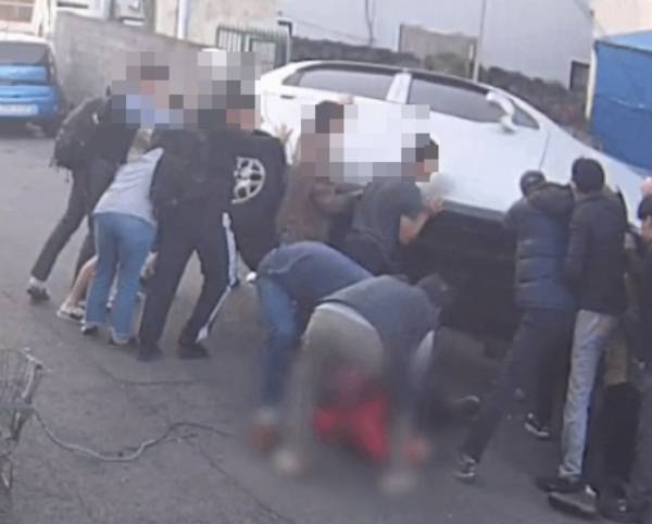 24일 오후 4시26분쯤 제주 서귀포시 동홍동의 한 골목길에서 시민들이 무면허 음주운전 차량 밑에 깔려 있는 70대 추정 여성 A씨를 구조하고 있다. /사진=뉴스1(동홍동주민센터 제공)