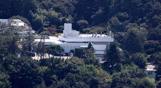 [서울=뉴시스] 추상철 기자 = 9월1일 오전 서울 용산구 윤석열 대통령 관저에서 막바지 입주 작업이 진행되고 있다. 2022.09.01.