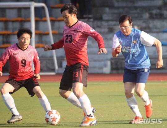 공격하는 정동만 국민의힘 의원 : 정동만 국민의힘 의원이 지난 18일 오후 서울 여의도 국회 운동장에서 열린 여야 국회의원 친선 축구대회에서 공격을 하고 있다.