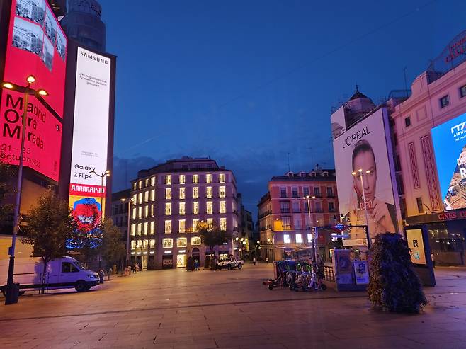마드리드 그란비아 거리 비즈니스 중심지에 삼성 갤럭시 광고판도 있다.