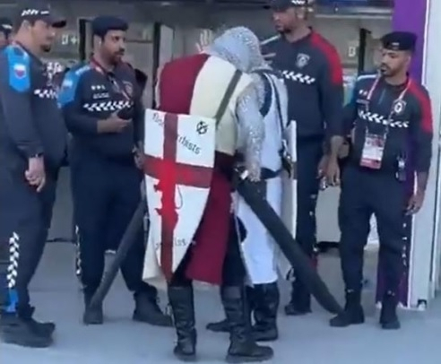 '십자군' 팬들을 제지하는 카타르 월드컵 현장 요원들 [트위터 캡처]