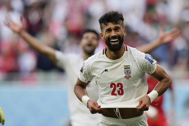 25일(현지시간) 카타르 알라얀의 아흐마드 빈 알리 스타디움에서 열린 2022 국제축구연맹(FIFA) 카타르 월드컵 조별리그 B조 웨일스 대 카타르 경기 후반 추가시간에 이란의 두 번째 골을 넣은 라민 레자이안(32·세파한)이 환히 웃으며 기뻐하고 있다. 이란은 이날 후반전 추가시간에만 두 골을 넣으며 웨일스를 2-0으로 물리쳤다. [연합]