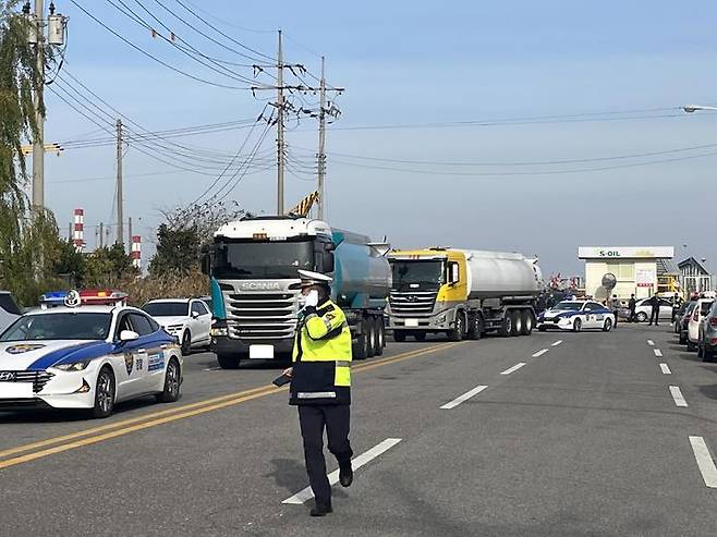[군산=뉴시스]최정규 기자= 전북경찰이 25일 긴급 물류차량에 대해 에스코트를 하고 있는 모습. (전북경찰청 제공) *재판매 및 DB 금지