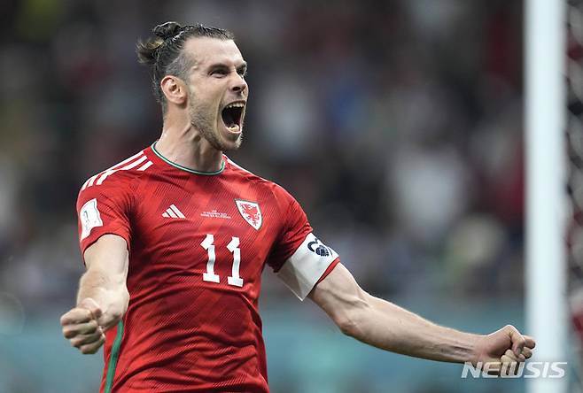 [알라얀=AP/뉴시스] 웨일스의 개러스 베일이 21일(현지시간) 카타르 알라얀의 아흐마드 빈 알리 스타디움에서 열린 2022 카타르 월드컵 조별리그 B조 1차전 미국과의 경기 후반 37분 동점 골을 넣은 후 환호하고 있다. 웨일스는 미국과 1-1로 비기며 B조 공동 2위에 자리했다. 2022.11.22.