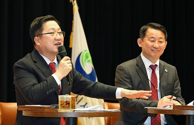 [대전=뉴시스] 조명휘 기자 = 이장우(왼쪽) 대전시장이 25일 서구 관저문예회관에서 서철모 서구청장과 주민과의 대화를 진행하고 있다. (사진= 대전시 제공) 2022.11.25. photo@newsis.com *재판매 및 DB 금지