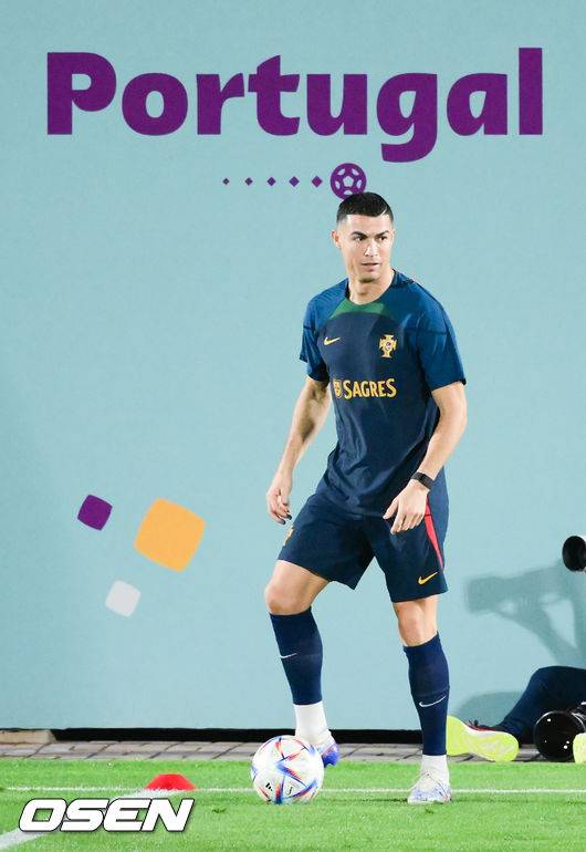 [OSEN=도하(카타르), 박준형 기자]호날두가 동료들과 훈련하고 있다.     2022.11.19 /  soul1014@osen.co.kr