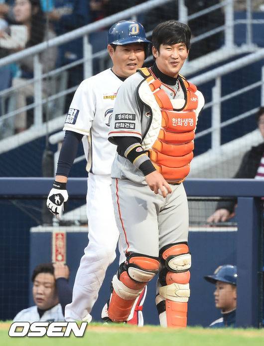 [OSEN=창원,박준형 기자] 한화 최재훈이 파울 플라이 처리 과정에서 NC 덕아웃으로 돌진한 뒤 미소 짓고 있다. 뒤는 양의지. 2019.03.19 /soul1014@osen.co.kr