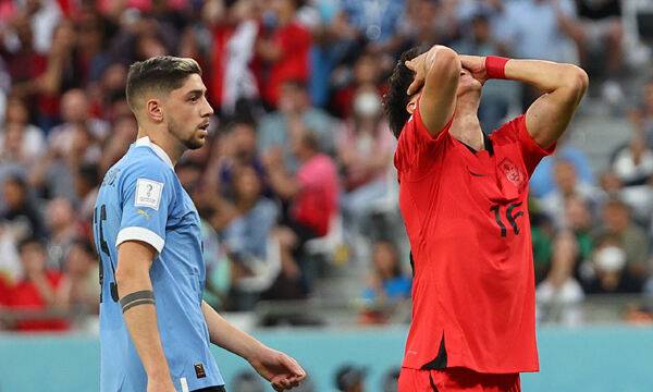 24일 오후(현지시간) 카타르 알라이얀의 에듀케이션 시티 스타디움에서 열린 2022 카타르 월드컵 조별리그 H조 1차전 대한민국과 우루과이 경기. 한국 황의조가 슛이 골 포스트를 살짝 넘어가자 아쉬워 하고 있다. 알라이얀=연합뉴스