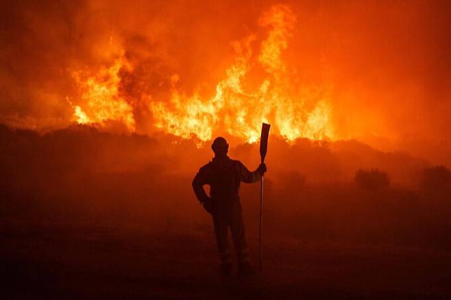 2021년 8월 스페인 중부 지역 산불현장을 소방대원이 지켜보고 있다. 당시 스페인은 이베이라 반도 폭염으로 기온이 47도까지 치솟았다. 세계일보 자료사진