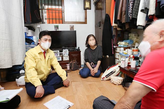 오언석(왼쪽) 서울 도봉구청장이 지난 9월 홀로 사는 한 어르신 집을 방문해 건강 상태와 안부를 확인하고 있다.도봉구 제공