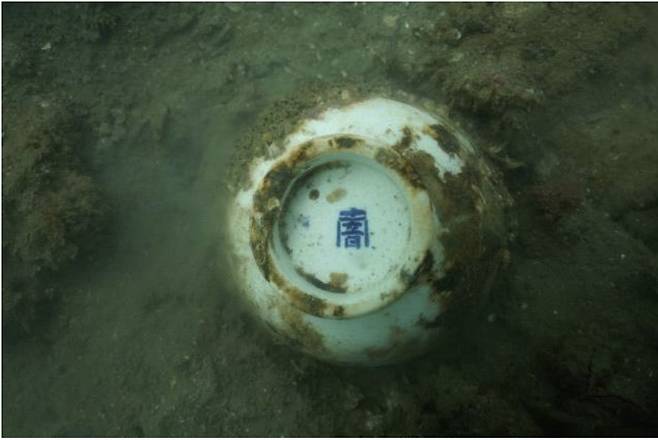 근대에 제작된 청화글씨가 쓰여진 백자발