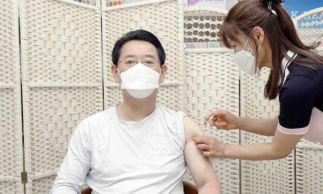 김영록 전남지사가 무안군 보건지소에서 화이자 2가백신 동절기 추가접종을 하고 있다.